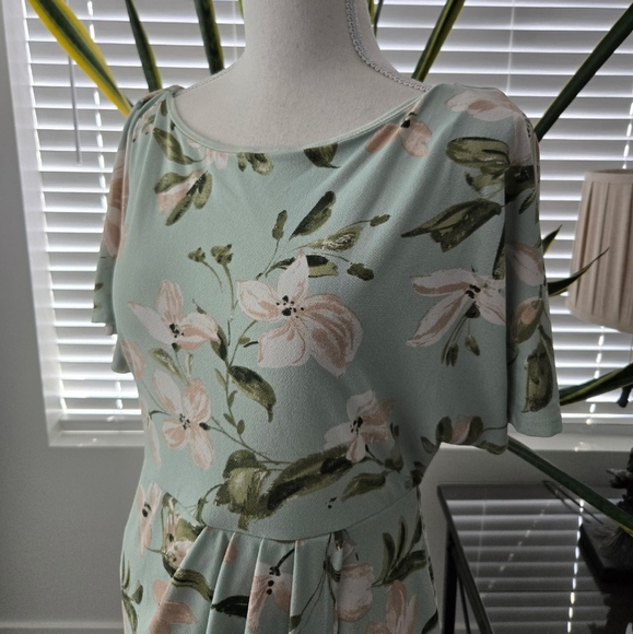 GILLI Floral Midi Dress. Color: Sage Multi. Size Medium. New. - Picture 2 of 7